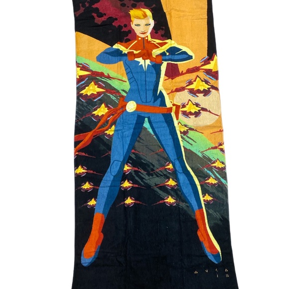 Disney Captain Marvel Beach Towel NWOT Loot Crate Marvel - Picture 1 of 8